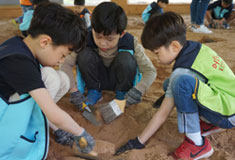어린이 발굴 체험 교실 – 상상고고(想像考古)